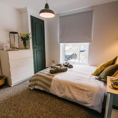 Quiet Location - 3 Bedroom Family House With 3 Shower Room - 2 Parking Spaces Plymouth Bagian luar foto